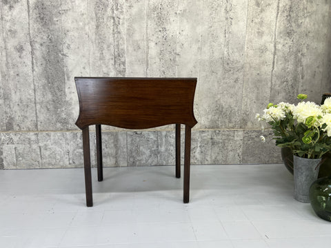 18th Century Serpentine Mahogany Pembrook Drop Leaf Table